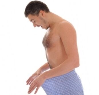 La joie d'un homme pour le résultat de l'agrandissement du pénis.