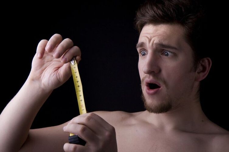 l'homme a mesuré la bite avant d'augmenter la pompe